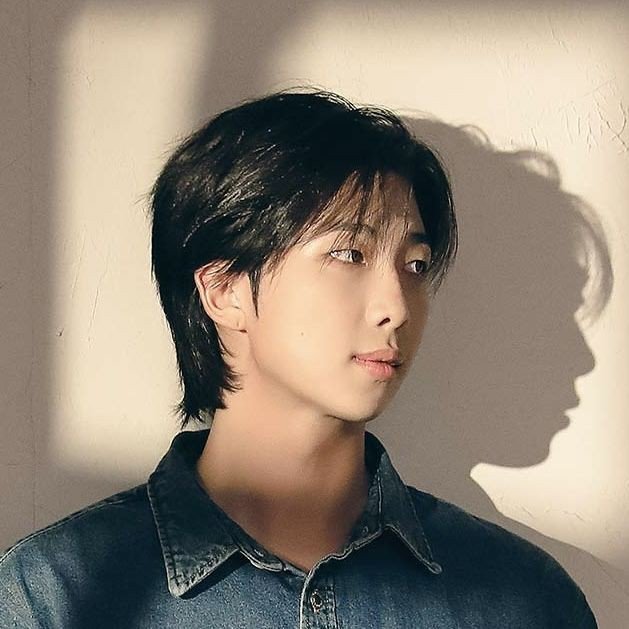 K_RKIVE7's tweet photo. Describe Namjoon in three words.! https://t.co/YS3uvOqMWn