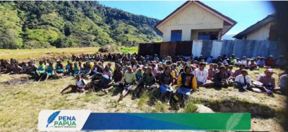 ArnoldBelau's tweet photo. Sopir Aris Pasanda Ditembak TPNPB, Masyarakat Tiga Distrik di Nduga Berduka

Masyarakat Nduga dari tiga distrik minta hentikan penembakan terhadap para sopir yang selama ini membantu masyarakat di jalur darat Wamena - Nduga dan sebaliknya. 

Duka mendalam menyelimuti masyarakat tiga distrik di Kabupaten Nduga atas kematian Aris Sanda, sopir lajuran asal Toraja yang ditembak di kawasan Habema, Papua Pegunungan.

Warga berkumpul di depan sekolah anak-anak mereka di pegunungan, duduk di tanah bukan karena upacara, tapi karena hati mereka sakit. Bagi mereka sopi Aris bertahun-tahun ia mengangkut makanan, mengantar mama-mama berjualan, dan membawa anak-anak dari Wamena ke Nduga dengan selamat. Sudah seperti keluarga sendiri.

Kematian Aris menjadi duka kolektif: anak sekolah, mama-mama, bapak-bapak dan semua orang yang pernah merasakan pelayanan dari sopir Aris. 

Mereka bilang ini sebagai kehilangan paling dalam bagi seluruh masyarakat, bukan hanya keluarganya di Toraja.

Masyarakat Nduga menyampaikan pesan terbuka: hentikan penembakan terhadap sopir. "Dia tidak bawa senjata. Dia bawa kehidupan untuk kami di Nduga." Mereka meminta setiap masalah diselesaikan lewat klarifikasi dan bukti, bukan kekerasan terhadap orang tak bersalah  agar jalur Wamena-Nduga kembali aman bagi anak sekolah dan warga yang bergantung pada transportasi darat." 

Turut berduka cita untuk keluarga Aris Sanda di Toraja.!
