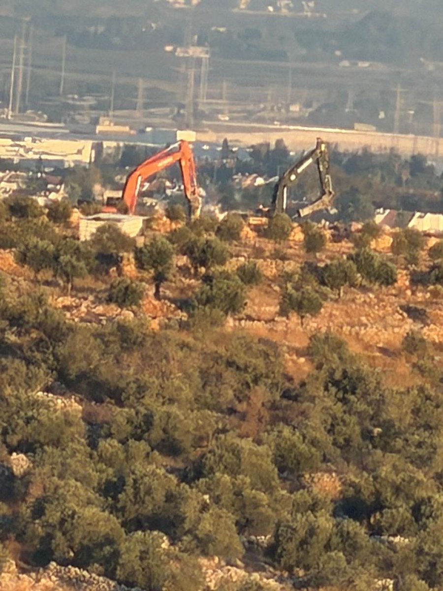 AlKhatibGhada's tweet photo. جيش الاحتلال يشرع بهدم تجمع بدوي في المنطقة الغربية من بلدة دير بلوط غرب سلفيت. https://t.co/ztVUDegX5i