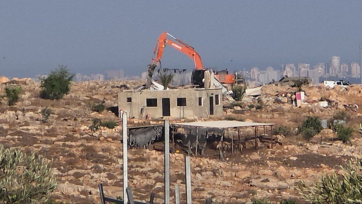 AlKhatibGhada's tweet photo. جيش الاحتلال يشرع بهدم تجمع بدوي في المنطقة الغربية من بلدة دير بلوط غرب سلفيت. https://t.co/ztVUDegX5i