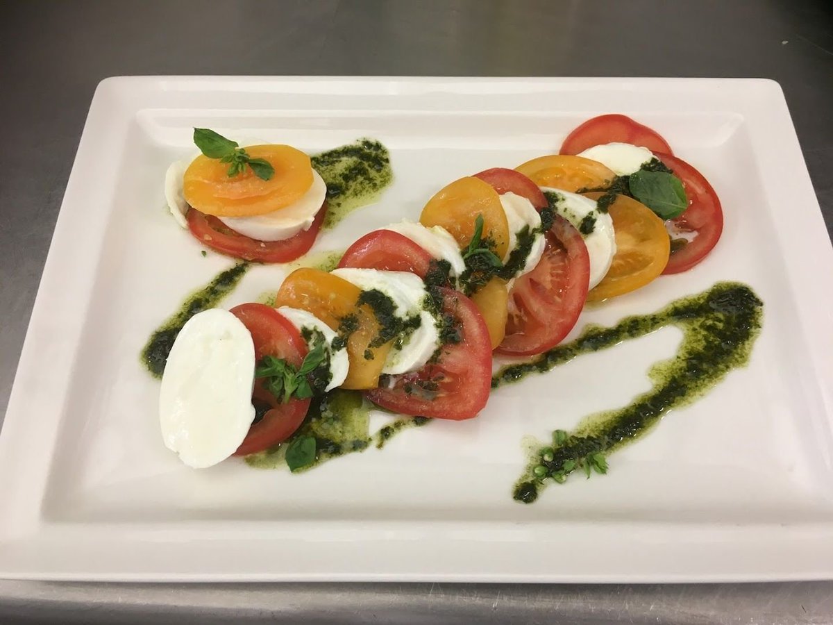PrajitTakdanai's tweet photo. Fresh basil, ripe tomatoes and creamy mozzarella – all you need for a perfect caprese salad! Stock up at the local farmers’ market tomorrow https://t.co/mdiKJYET1X