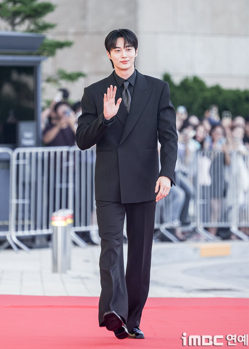 imbcenews's tweet photo. 여전히 변우석, 앞으로도 변우석��"'iMBC어워즈' 수상 영광" [인터뷰M]
#변우석 #ByeonWooSeok #베스트배우 #iMBC어워즈 #투표 #우승 #우승소감 #iMBC연예

변우석은 '제2회 iMBC어워즈'에서 베스트 배우(남) 부문 우승을 차지했다. 

변우석을 향한 팬심의 크기는 압도적이었다. 변우석은 최종 14만472표를 획득��며 전체의 49.92%를 차지했다. 전체 투표의 절반에 육박하는 표가 변우석 한 사람에게 집중됐다.

변우석 역시 팬들이 직접 만들어준 상이라는 점에 각별한 의미를 부여했다. 그는 iMBC연예와의 인터뷰에서 "먼저 '제2회 iMBC어워즈' 베스트 배우 부문 수상의 영광을 안게 되어 진심으로 감사드린다. 이렇게 뜻깊은 상을 받게 되어 정말 기쁘고 감사한 마음"이라고 소감을 밝혔다.

그는 iMBC연예와의 인터뷰에서 "먼저 '제2회 iMBC어워즈' 베스트 배우 부문 수상의 영광을 안게 되어 진심으로 감사드린다. 이렇게 뜻깊은 상을 받게 되어 정말 기쁘고 감사한 마음"이라고 소감을 밝혔다.

무엇보다 자신에게 표를 보내준 팬들을 향해 공을 돌렸다. 변우석은 "팬 여러분들께서 직접 보내주신 투표로 받은 상이라 저에게는 더욱 뜻깊고 특별한 것 같다"며 "언제나 사랑과 응원 보내주시는 팬 여러분 덕분에 받을 수 있었던 상이라고 생각한다"고 말했다.

🔗https://t.co/Yd44CKlPUd