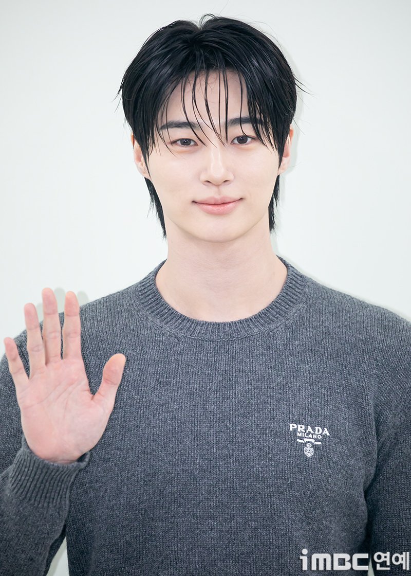 imbcenews's tweet photo. 여전히 변우석, 앞으로도 변우석��"'iMBC어워즈' 수상 영광" [인터뷰M]
#변우석 #ByeonWooSeok #베스트배우 #iMBC어워즈 #투표 #우승 #우승소감 #iMBC연예

변우석은 '제2회 iMBC어워즈'에서 베스트 배우(남) 부문 우승을 차지했다. 

변우석을 향한 팬심의 크기는 압도적이었다. 변우석은 최종 14만472표를 획득��며 전체의 49.92%를 차지했다. 전체 투표의 절반에 육박하는 표가 변우석 한 사람에게 집중됐다.

변우석 역시 팬들이 직접 만들어준 상이라는 점에 각별한 의미를 부여했다. 그는 iMBC연예와의 인터뷰에서 "먼저 '제2회 iMBC어워즈' 베스트 배우 부문 수상의 영광을 안게 되어 진심으로 감사드린다. 이렇게 뜻깊은 상을 받게 되어 정말 기쁘고 감사한 마음"이라고 소감을 밝혔다.

그는 iMBC연예와의 인터뷰에서 "먼저 '제2회 iMBC어워즈' 베스트 배우 부문 수상의 영광을 안게 되어 진심으로 감사드린다. 이렇게 뜻깊은 상을 받게 되어 정말 기쁘고 감사한 마음"이라고 소감을 밝혔다.

무엇보다 자신에게 표를 보내준 팬들을 향해 공을 돌렸다. 변우석은 "팬 여러분들께서 직접 보내주신 투표로 받은 상이라 저에게는 더욱 뜻깊고 특별한 것 같다"며 "언제나 사랑과 응원 보내주시는 팬 여러분 덕분에 받을 수 있었던 상이라고 생각한다"고 말했다.

🔗https://t.co/Yd44CKlPUd