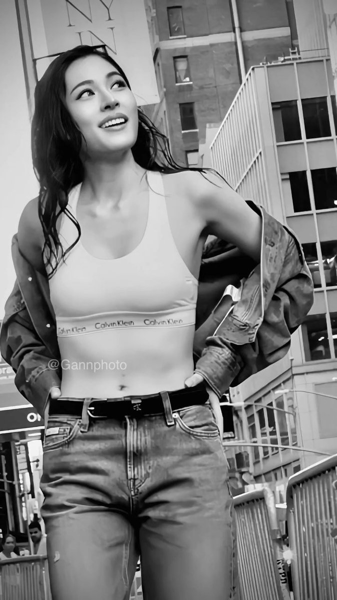LingOrm_BH's tweet photo. Simple, chic, and undeniably captivating. Lingling Kwong makes Calvin Klein denim shine with her signature elegance and modern confidence. 🖤✨

Cr. IG: gannphoto 

#LinglingKwongxCalvinKlein
#CalvinKleinSS27 #NYFW #NewYorkFashionWeek
#CalvinKlein #LinglingKwong
@linglingsirilak @CalvinKlein