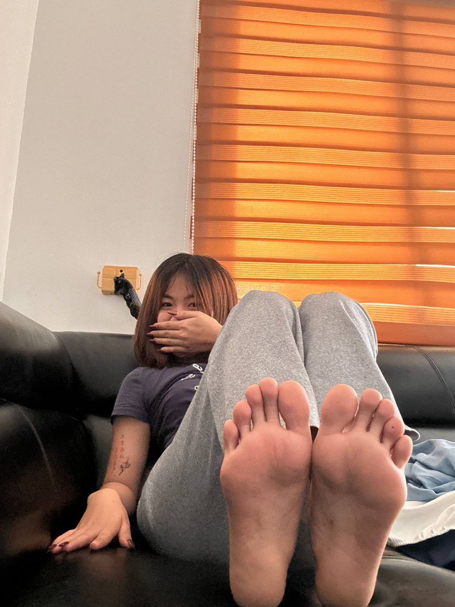 PinaypawsNV's tweet photo. First one to send Movie night 🍿on my throne gets a 5min Joi call 🫠 #JOI #Videocall #feet https://t.co/8QUwppPKWo