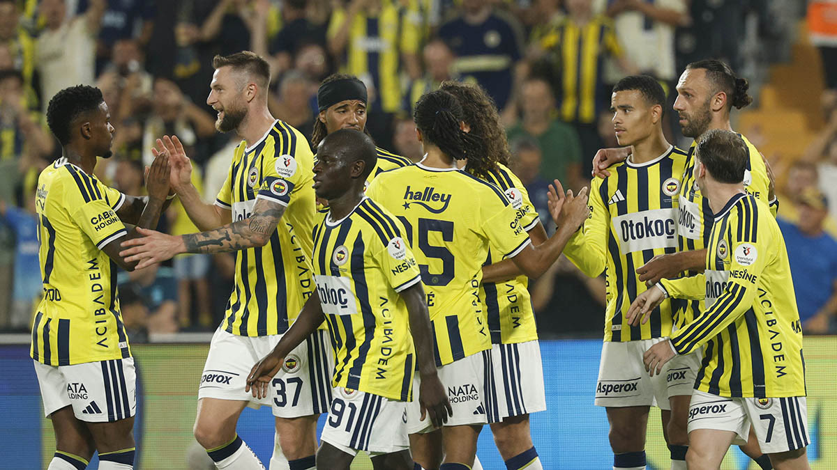feneromenTHG2's tweet photo. Aramızda

Baştan söylüyorum, ‘sorun, futbolcu kadrosu yada teknik ekip değil’. Bunu size yüzlerce örnekle anlatırım, gösteririm. Bunu da yapacağım zamanlar olacak. Ancak şimdi bu sezon başlangıcındaki sorunu yazalım, mevcut yönetim.

Yönetim deyip işi transfer politikasına yada kadro yapılanmasına getirmeyeceğim. Çünkü herkesin aksine ben, beni aklı başında Fenerbahçe taraftarı da okuyor, diye varsayıyorum. Bugün herhangi bir spor yayınını açtığınızda ‘Fenerbahçeli’, ‘duayen’ yorumcuların nitelikleri ne olursa olsun aynı şeyleri tekrarladığını görürsünüz. Bu yorumlar genelde ‘Talisca gönderilir mi’, ‘iyi bir 8 numara alınmalıydı’, ‘Lukaku bitmiş, Vlahovic neden alınmadı’, ‘Asensio küsmüş hocaya’, etrafında dönüyor.  Belli bir kitleye hitap ediyorsanız, bunları söyleyip konfor alanından çıkmadan 1-2 saat yayın yapıp konuyu kapatabilirsiniz. Ancak inanın bunların hiçbiri problem bile değil.

Bir keresinde, ‘Fenerbahçe Fenerbahçeli olmayanlar tarafından yönetilirse ne olur’u yaşıyoruz’ demiştim. Aslında durum budur.

Önce mevcut yönetimin kimlerden oluştuğuna bir bakalım;
- Bunlardan bazıları yönetime gelmeden önce takımın futbolcularını küçümseyici, değersizleştirici açıklamalar yapmış.
- Bazıları rakip topçuları yüceltici açıklamalar yapmış.
- Bazıları Fenerbahçe’nin siyasilerle olan mücadelesini eleştirmiş.
- Bazıları Fenerbahçe’nin hak arayışına sallamış.
- Bazılar mevcut teknik direktörü alaya almış, küçümsemiş.
- Bazıları Fenerbahçe’nin bir önceki teknik direktörü aleyhine medyada algı operasyonu yapmış.
- Bazıları Fenerbahçe’nin hakem tarafından doğrandığı maç sonrası ‘hakem Fenerbahçe kazansın diye her şeyi yaptı’ demiş.
- Bazıları Fenerbahçe yöneticisini haksız yere illegal işlerle suçlamış, iftira atmış.

Ve bunların hiçbiri Fenerbahçe’de yönetime gelmeden önce tek kuruş katkı yapmamış, geldikten sonra yaptılar mı, şüpheli. Hatta bunların arkadaşları Fenerbahçe şampiyon olamasın diye her şeyi denemiş.

Düşünün böyle bir yönetim ekibi şu an görevde. Daha saymadıklarım da var, mutlaka sizin de aklınıza gelecektir. İşin tuhaf kısmı da şu, bunların bu düşmanlıkları yönetime gelmek için değilmiş. Görüyoruz ki bunlar hala bu düşmanlıklarını sürdürüyorlar.

Yalandan 2 tane basın açıklaması yaptılar, yalandan hakeme salladılar. Bir de sonrasında ‘biz iyi top oynayana kadar hakemlere sallamayacağız’ dediler. Bu takım senin takımın değil mi? Kötü oynadığında hakemler hakkını yiyebilir mi? Bu nasıl bir bakış açısı, kimin işine gelir bu? Ayrıca bu söylem genelde rakiplerin senin yenen hakkını geçiştirmek için yaptığı bir kıvraklık değil mi?

Böyle bir yönetim görevdeyken içinde bulunduğumuz durumun çok sürpriz olmadığını düşünüyorum. Keşke İsmail Kartal’ı rahat bıraksalar ama o adamı da kendileri istedikleri gibi manipüle etsinler diye getirdiler, zamanı gelince de günah keçisi ilan edilip, kovulacak. Bu durumda futbolcuların da sezonu kafalarında bitirmeleri bir ihtimal. Allah’tan CL’ye kaldık da en kötü orada konsantre bir takım izleyeceğiz. Bir de bu yönetimin bakışı en başından ‘CL’ye kalmasak da olur bizim şampiyon olmamız lazım’ falandı. Onlara da büyük ‘sürpriz’ oldu CL’ye kalmamız. Bir de bu sürekli eleştirdikleri, gömdükleri futbolcu ve teknik ekibin bunu yapması eminim bu adamları çok mutlu etmiştir.

Sonuç olarak hiç Fenerbahçe’nin arkasında durmamış, herhangi bir davada aramızda görmediğimiz, kıskanç, kötü niyetli, kendini beğenmiş bir topluluğu yönetime getirirseniz olacak olan şeyler sürpriz değil. Daha kötüsü de olurdu da zamanları ve çapları yetmedi. Son 4-5 yılda güçlendirilerek gelen kadro sayesinde çok iyi bir durumdayız hatta.