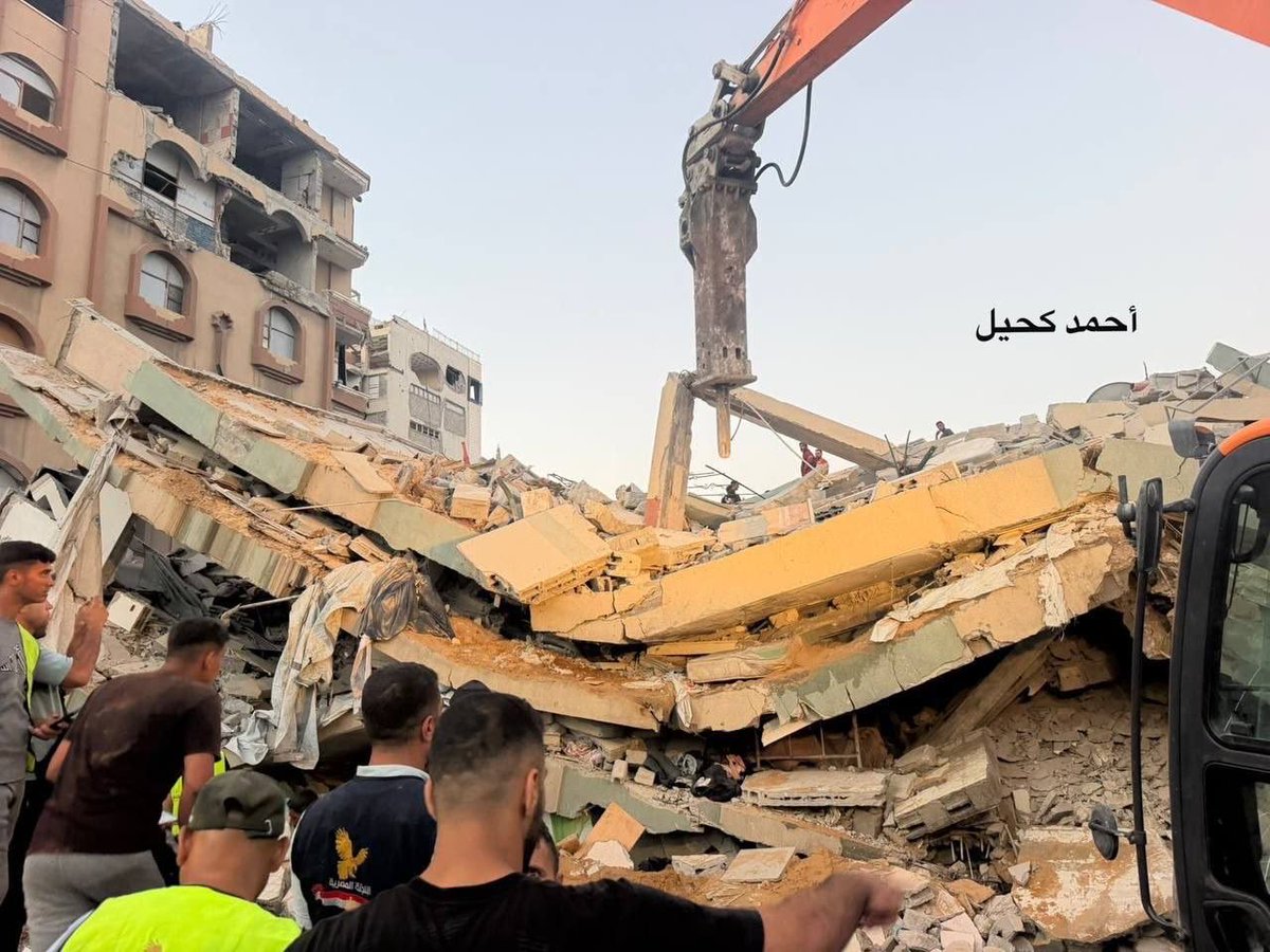 YassinAmaLL's tweet photo. غزة تستيقظ على فاجعة انهيار عمارة سكنية متضررة جراء القصف الإسرائيلي ما أدى لاستشهاد 11 مواطنًا على الأقل وإصابة آخرين فيما لا يزال نحو 100 شخص عالقين تحت الأنقاض وطواقم الدفاع المدني تعمل بإمكانيات بسيطة لمحاولة الوصول إليهم في ظل منع إسرائيل من إدخال المعدات اللازمة https://t.co/3ToRw0wE8G