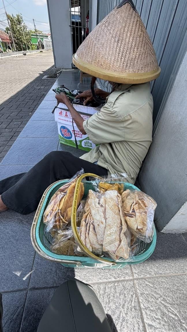 LiaAfri03881071's tweet photo. Bisa dilarisin dagangan kakeknya😊
📍lokasi Karangjati samping BNI sebaris sama toko emas supermase
cc setiaaryn https://t.co/cKECu7Gqox