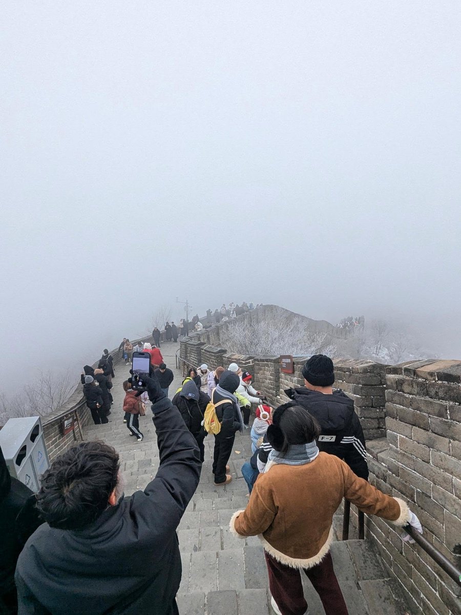 StaceeTebo7k's tweet photo. We came to the Great Wall totally unprepared for the cold. Everyone in hats, low clouds, zero visibility - and us like: okay 😅
You don’t really see it today, but you feel it. The scale. The power. The history under your feet. Which only means one https://t.co/zAxhXDQVlI
