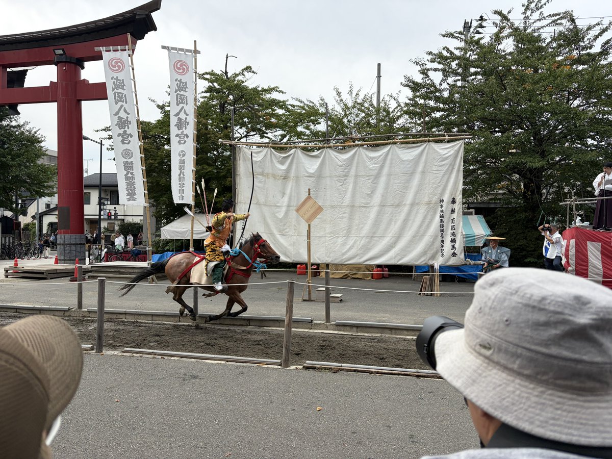 hebereke_com's tweet photo. 今日もお休み。

去年に続き流鏑馬を見に八幡宮へ。

やっぱ介添奉行はかっこいい。
神事のあと奉行の方々が観客に投げ入れる扇子をゲットできた!

これはいいことあるかもなぁ

#盛岡八幡宮　#秋祭り　#流鏑馬 https://t.co/NRW2SwWDga