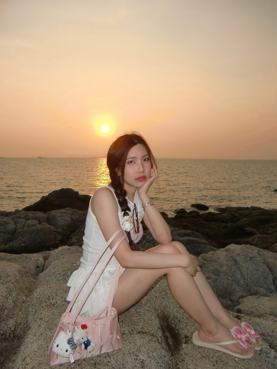 ispraews's tweet photo. The moment pattaya ไปซ้ำมา2รอบแล้ว เพราะสวยมากกกวิว 100/10 เคยรีวิวในตต.ละแมส เป็นร้านอาหารที่ติดทะเล กินเสร็จเดินลงไปถ่ายกับโขดหิน แสงเย็นสวยมากค่ะ แล้วอาหารอร่อยมากๆทุกอย่างที่สั่ง https://t.co/1ucpgBaF3K