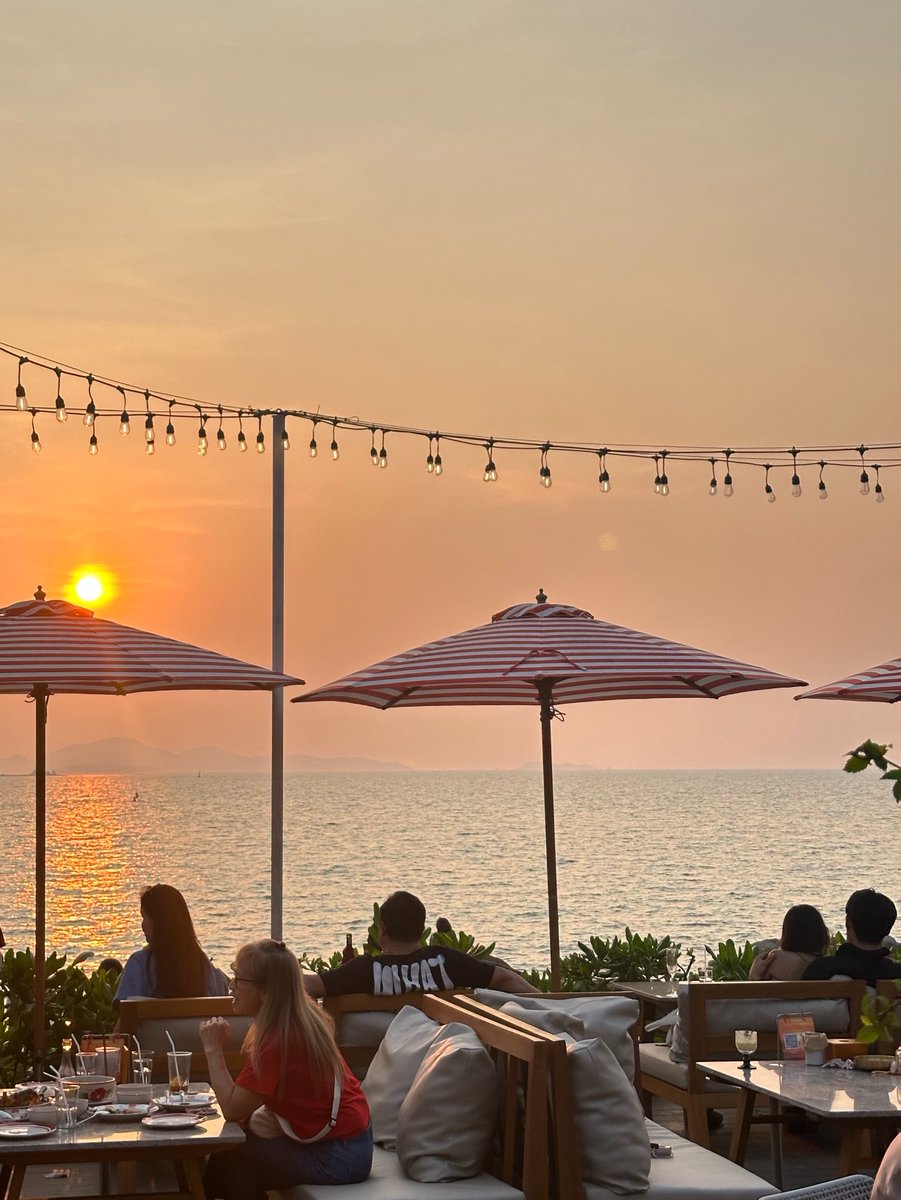 ispraews's tweet photo. The moment pattaya ไปซ้ำมา2รอบแล้ว เพราะสวยมากกกวิว 100/10 เคยรีวิวในตต.ละแมส เป็นร้านอาหารที่ติดทะเล กินเสร็จเดินลงไปถ่ายกับโขดหิน แสงเย็นสวยมากค่ะ แล้วอาหารอร่อยมากๆทุกอย่างที่สั่ง https://t.co/1ucpgBaF3K