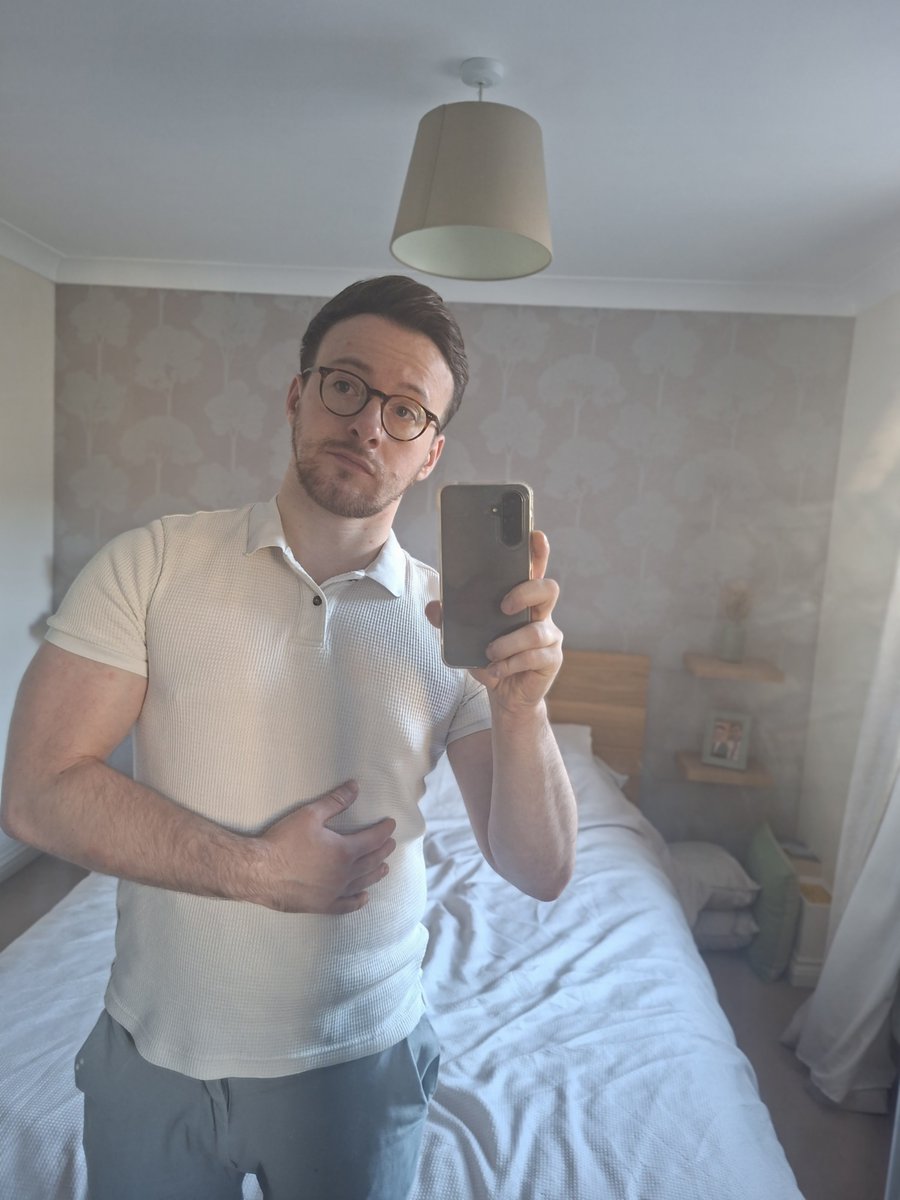 r0bb000's tweet photo. Hide outfit? ✅️ https://t.co/px69nTQ6uE