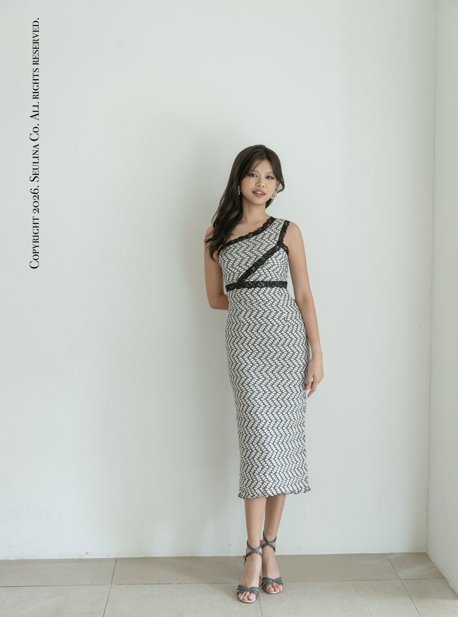 kimBox4's tweet photo. Our beloved Nicole one-shoulder dress returns in a fresh white waffle texture. The sculptural surface and delicate black lace bring subtle contrast to its clean, feminine silhouette. A Seulina favorite, season after season. 꾸준히 사랑받아온 니콜 https://t.co/drDd7wCFd1