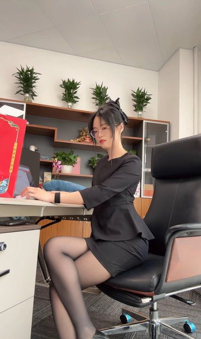 SolBueno14's tweet photo. 人在无聊时能有多无聊，经理要是看到我这样，又给我叫到办公室去了
#反差ㅤㅤㅤㅤㅤ #黑丝 #黑丝御姐 https://t.co/6OkNgxmDRS