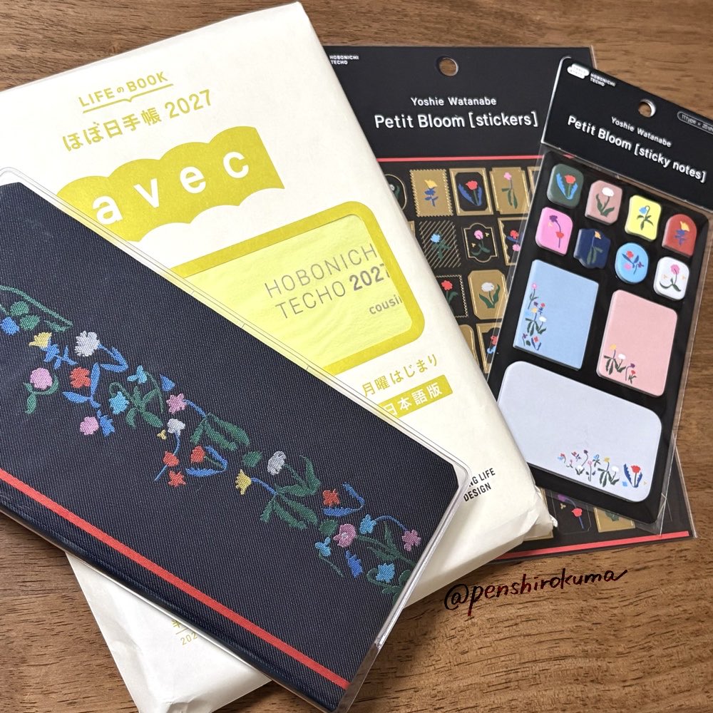 penshirokuma's tweet photo. 来年のほぼ日手帳は今年と同じ、weeksとカズンavecにしました！
⁡
今回も素敵なデザインが多かったweeks…。
私は渡邉良重さんの「プティ・ブルーム」を選びました🌹深いネイビーに鮮やかな赤いラインがスッと入っていて、お花のデザインや色も甘すぎず、大人かわいい印象でとても素敵✨

#ほぼ日手帳 https://t.co/oBtT5KZQlo