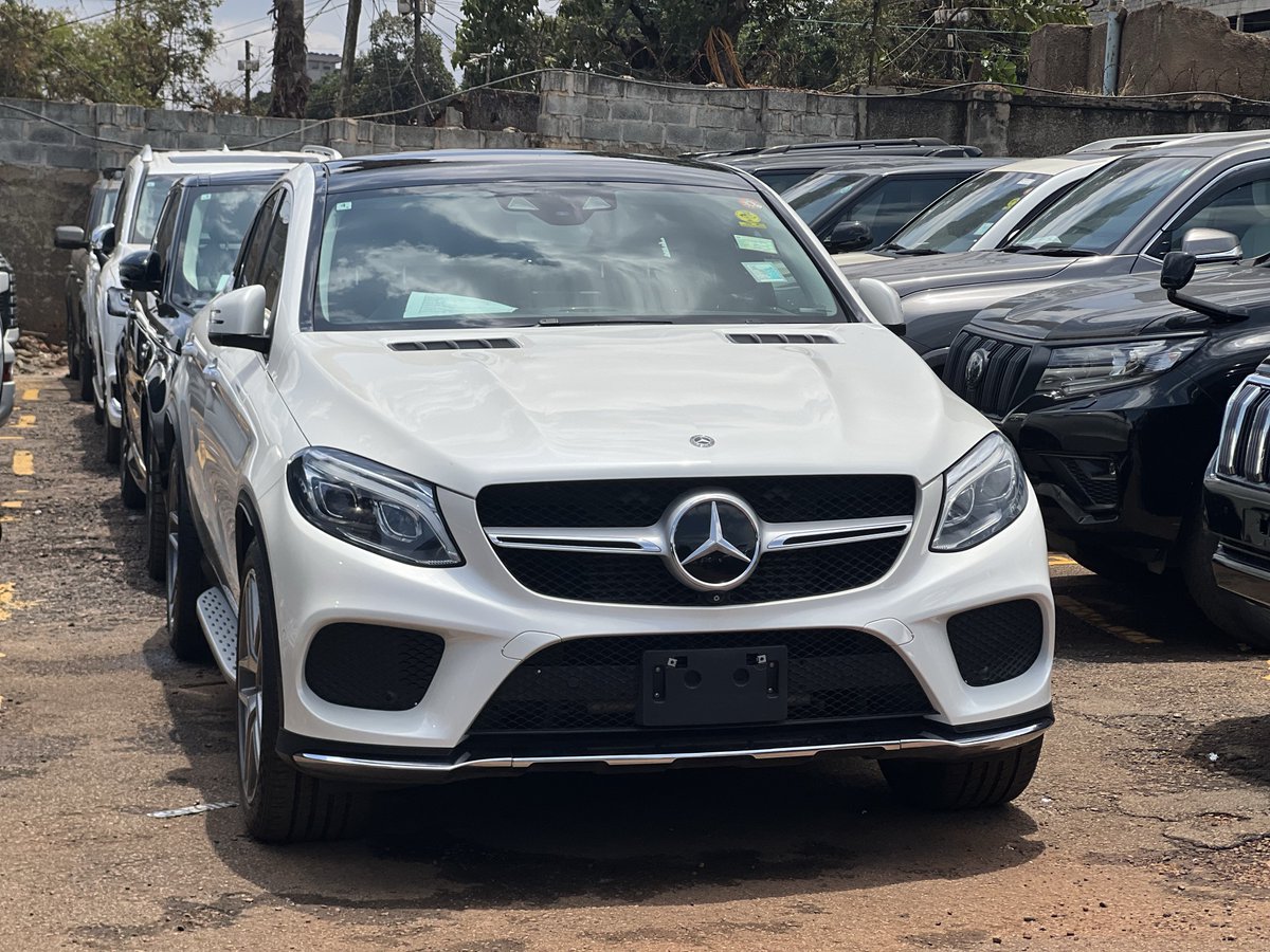 kitagatamotors's tweet photo. Every road feels smooth when you drive a Mercedes🔥Command the streets in the GLE 350d 4matic.
Make your order now👇
Year: 2018
Engine size: 3000cc
Fuel: Diesel 
Leather Interior, Sunroof, Electric Seats, Reverse Camera, Parking Sensors.

Contact us on 0704668111 or send us a DM. https://t.co/9HB1n0DmYd