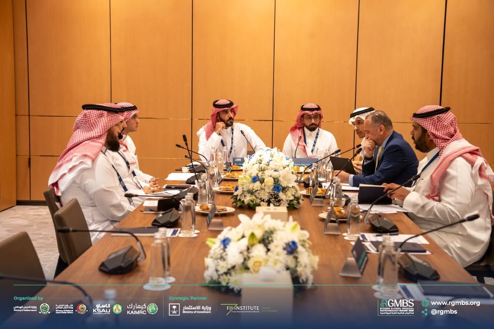 rgmbs's tweet photo. الاستثمار والتمويل في التقنية الحيوية — جلسة تنفيذية

اجتمع اليوم عدد من القادة من منظومة التقنية الحيوية والاستثمار في المملكة العربية السعودية في جلسة مغلقة لبحث سبل جعل قطاع التقنية الحيوية السعودي جاذباً للاستثمار على نطاق واسع، وذلك ضمن الجلسة التنفيذية بعنوان "الأسواق المالية، الاكتتابات العامة، وعمليات الاندماج والاستحواذ".

على مدى 90 دقيقة، انتقلت الجلسة من حوار مفتوح إلى التزامات ملموسة — حيث تناولت الجلسة مواضيع مختلفة في قطاع التقنية الحيوية السعودية من متطلبات الادراج في سوق المال، سبل التمويل البديلة للشركات الناشئة، الدور المحوري الذي تقدمه عمليات الاندماج والاستحواذ في معدل النمو في قطاع التقنية الحيوية، بالإضافة إلى مناقشة المسارات التنظيمية والتمويل وإدارة المخاطر التي يجب أن تتوافق لضمان إتمام الصفقات.

#RGMBS2026
#Medical_biotech_excellence
#قمة_الرياض_للتقنية_الحيوية