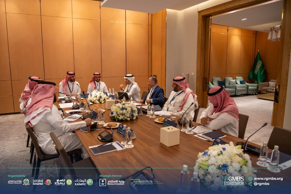 rgmbs's tweet photo. الاستثمار والتمويل في التقنية الحيوية — جلسة تنفيذية

اجتمع اليوم عدد من القادة من منظومة التقنية الحيوية والاستثمار في المملكة العربية السعودية في جلسة مغلقة لبحث سبل جعل قطاع التقنية الحيوية السعودي جاذباً للاستثمار على نطاق واسع، وذلك ضمن الجلسة التنفيذية بعنوان "الأسواق المالية، الاكتتابات العامة، وعمليات الاندماج والاستحواذ".

على مدى 90 دقيقة، انتقلت الجلسة من حوار مفتوح إلى التزامات ملموسة — حيث تناولت الجلسة مواضيع مختلفة في قطاع التقنية الحيوية السعودية من متطلبات الادراج في سوق المال، سبل التمويل البديلة للشركات الناشئة، الدور المحوري الذي تقدمه عمليات الاندماج والاستحواذ في معدل النمو في قطاع التقنية الحيوية، بالإضافة إلى مناقشة المسارات التنظيمية والتمويل وإدارة المخاطر التي يجب أن تتوافق لضمان إتمام الصفقات.

#RGMBS2026
#Medical_biotech_excellence
#قمة_الرياض_للتقنية_الحيوية
