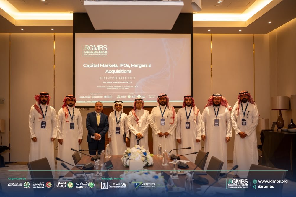 rgmbs's tweet photo. الاستثمار والتمويل في التقنية الحيوية — جلسة تنفيذية

اجتمع اليوم عدد من القادة من منظومة التقنية الحيوية والاستثمار في المملكة العربية السعودية في جلسة مغلقة لبحث سبل جعل قطاع التقنية الحيوية السعودي جاذباً للاستثمار على نطاق واسع، وذلك ضمن الجلسة التنفيذية بعنوان "الأسواق المالية، الاكتتابات العامة، وعمليات الاندماج والاستحواذ".

على مدى 90 دقيقة، انتقلت الجلسة من حوار مفتوح إلى التزامات ملموسة — حيث تناولت الجلسة مواضيع مختلفة في قطاع التقنية الحيوية السعودية من متطلبات الادراج في سوق المال، سبل التمويل البديلة للشركات الناشئة، الدور المحوري الذي تقدمه عمليات الاندماج والاستحواذ في معدل النمو في قطاع التقنية الحيوية، بالإضافة إلى مناقشة المسارات التنظيمية والتمويل وإدارة المخاطر التي يجب أن تتوافق لضمان إتمام الصفقات.

#RGMBS2026
#Medical_biotech_excellence
#قمة_الرياض_للتقنية_الحيوية