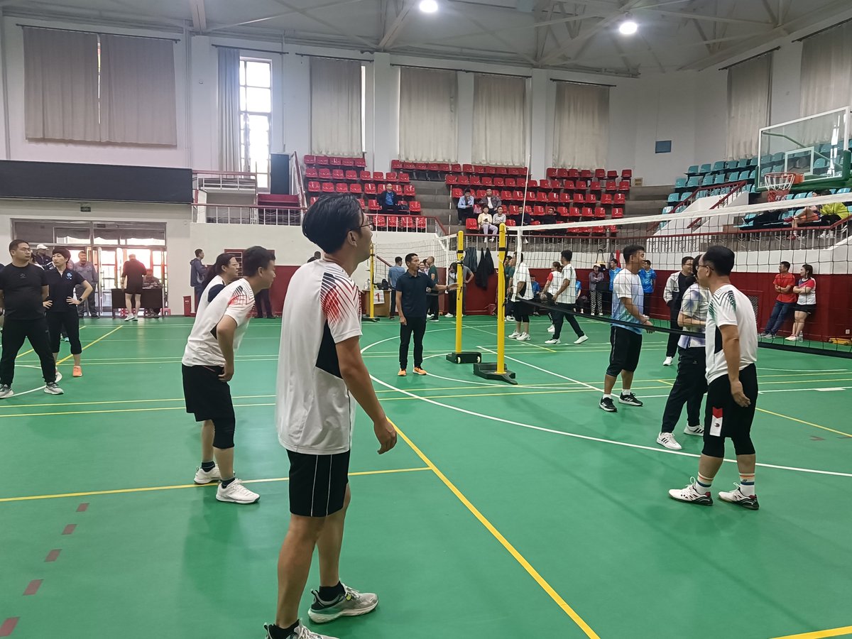 JoeSanchezxqar's tweet photo. [Big news! Our Campus Volleyball Club is hosting a fun beginner-friendly match this Sunday at 2 PM on the West Court. All students welcome—no experience needed, just bring energy!  Sign up via the link in our bio to reserve your spot!]， https://t.co/wGhKirIcBl