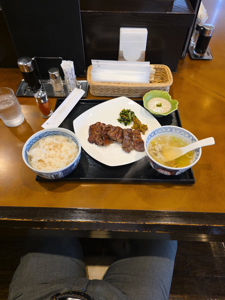 hiroman0808's tweet photo. 今日は仙台でお仕事です。株の調子は悪いけど胃腸の調子は良いのでランチは奮発して牛タン定食。ランチと言っても午後4時過ぎ。

ポートがさっぱり上がらん。GAテクノロジーズにインしました。クミアイ化学工業は塩漬けにすることにしました。 https://t.co/iaGkFoogNd