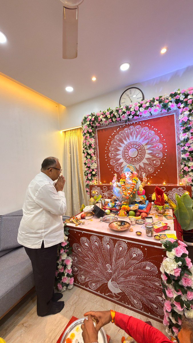 GaneshKhankar's tweet photo. श्रीगणेशोत्सवाच्या मंगलमय पर्वानिमित्त अभिनेते दया शंकर पांडे यांच्या निवासस्थानी विराजमान झालेल्या श्रीगणरायाचे मनोभावे दर्शन घेतले. 

बाप्पाच्या चरणी नतमस्तक होत सर्वांच्या सुख, समृद्धी आणि आरोग्यासाठी प्रार्थना केली. श्रीगणरायाची कृपादृष्टी सर्वांवर सदैव राहो, हीच मनःपूर्वक प्रार्थना!
गणपती बाप्पा मोरया! 🙏🌺  

#GanpatiBappaMorya #GaneshChaturthi #MumbaiGanpati #ganeshchaturthi2026  

[  Ganpati Darshan, Ganeshotsav 2026, Ganesh Chaturthi, Ganpati Bappa Morya, Ganpati Celebration, Ganesh Festival Mumbai, Ganpati Darshan Mumbai ]