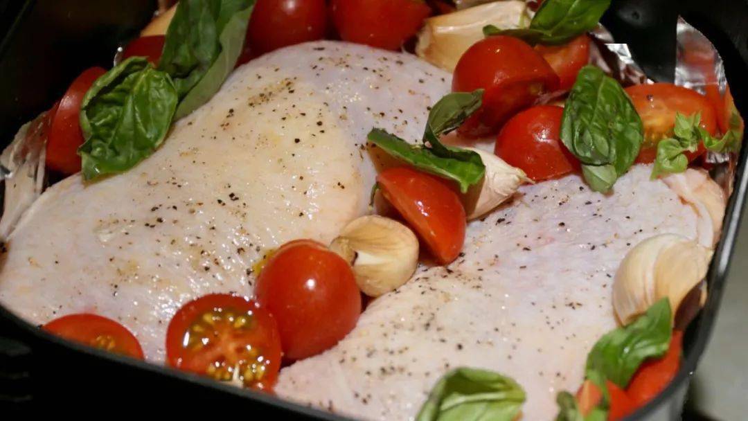 AzraKoc6fha's tweet photo. Fresh heirloom tomatoes, wild basil u0026 extra-virgin olive oil just landed in our kitchen! Perfect for this weekend’s pasta dish—grab yours at the local farmers’ market before they sell out. https://t.co/aPxN0R6VXP