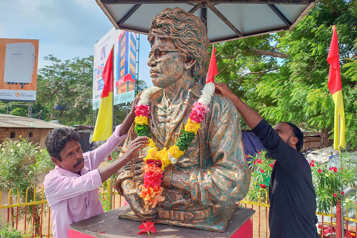 TamilGuardian's tweet photo. 🪔 Second day of Thileepan's fast unto death marked in Jaffna

Local residents lit a flame and laid flowers at a bronze statue which was unveiled in Nallur, Jaffna, yesterday to mark 39 years since he began his hunger strike.

https://t.co/h5vwVn2hU5 https://t.co/kNDU1d9fzi