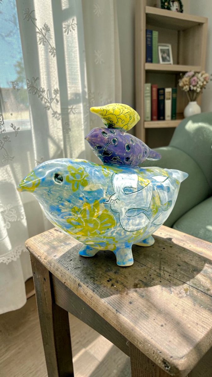 ZenCatPottery's tweet photo. Making a bird jar - speed it up.
https://t.co/cfGupTjob0
.
#CeramicsTutorial #PotteryTutorial #CeramicBird #StonewareBird #WhimsicalPottery #WhimsicalJar #CeramicGift #PotteryGift #WeddingGift https://t.co/NqlenR38ed