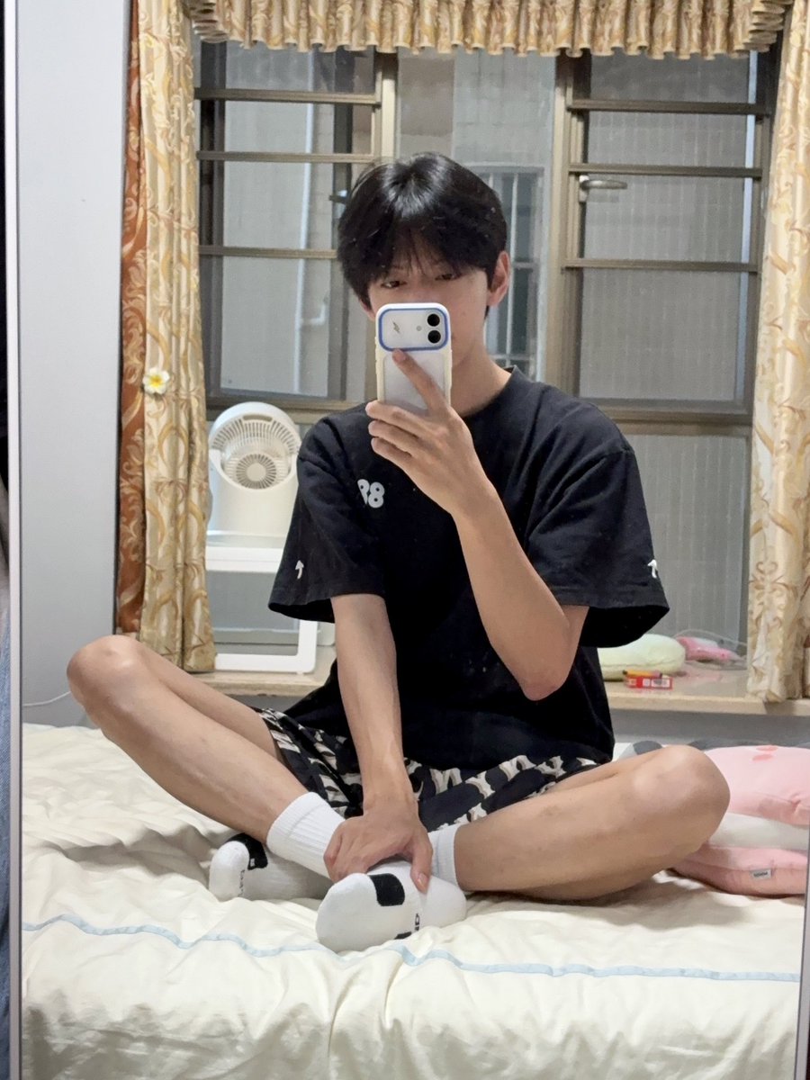 qq5721's tweet photo. 最近睡觉喜欢开着窗户透气，昨晚夜里居然有虫子飞到我脸上，开始还以为是蟑螂，把我吓了一跳 https://t.co/xVCg4j6xw0