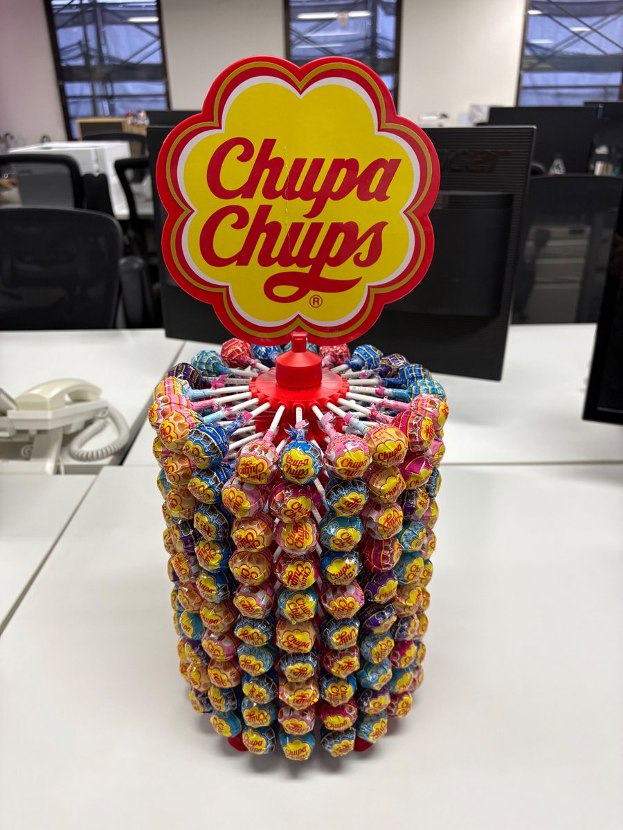 obatax's tweet photo. 誕生日プレゼント送ってくれた地方拠点のメンバー宛にお返しにチュッパチャプスを送ったのだけど、��像してたより大きいな。 https://t.co/FD3ENxkvVp