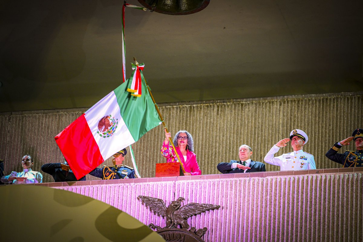 GracielaDguezN's tweet photo. Esta noche gritamos desde el corazón para celebrar lo que somos, lo que nos une, nuestra identidad y nuestra cultura; el orgullo de ser sinaloenses y mexicanos.

¡Vivan las heroínas y los héroes que nos dieron patria y libertad!
¡Viva el amor al prójimo!
¡Viva la paz!
¡Viva Sinaloa!
¡Viva México! 🇲🇽

Gobernar por #AmorAlPueblo