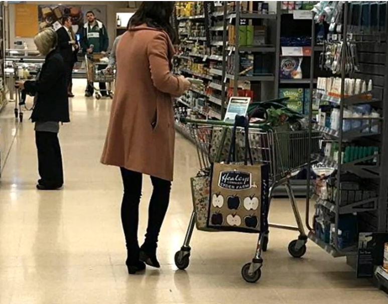 JR42845598's tweet photo. Catherine and the children go shopping.  No fuss. No armed security, no convoy of cars.  
#Markle