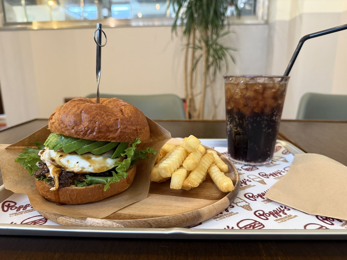 keyco0505's tweet photo. この手のハンバーガーを食べるのが絶望的に下手くそなのどうにかしたい😭バンズが先になくなる、鼻先と口横ににソースが付く、そして今日はタプタプの肉汁とソースをこぼして服を汚しました😂笑 https://t.co/2ETVnABhdM