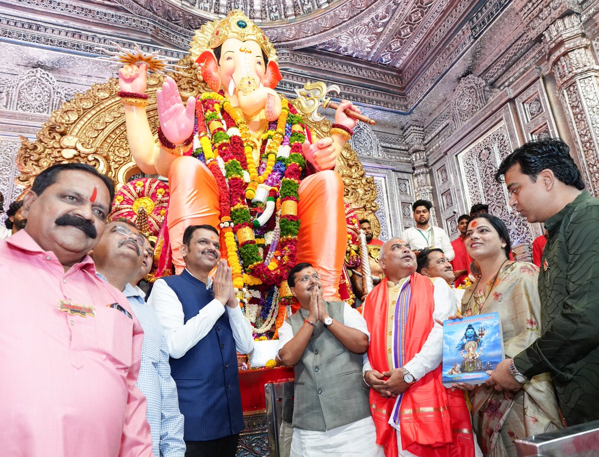 Dev_Fadnavis's tweet photo. ॐ भूर्भुवः स्वः सिद्धिबुद्धिसहिताय गणपतये नमः

🔸Joined BJP National President and MP Hon Nitin Nabin ji for the divine darshan and blessings of Lalbaugcha Raja. Offered our prayers at the feet of the Lalbaugcha Raja, seeking blessings for the happiness and prosperity of people and society.

🔸भाजपा राष्ट्रीय अध्यक्ष व खासदार मा. नितीन नबीनजी यांच्यासमवेत लालबागच्या राजाचे भक्तिभावाने दर्शन घेत आशीर्वाद प्राप्त केले. यावेळी लालबागच्या राजाच्या चरणी देशहित आणि लोककल्याणासाठी प्रार्थना केली.

🔸भाजपा राष्ट्रीय अध्यक्ष एवं सांसद मा. नीतिन नबीन जी इनके साथ लालबाग के राजा के भक्तिभाव से दर्शन कर उनका आशीर्वाद प्राप्त किया। इस अवसर पर लालबाग के राजा के चरणों में देशहित एवं जनकल्याण हेतु प्रार्थना की।

@NitinNabin @shivprakashbjp @MPLodha @AmeetSatam @RaviDadaChavan @TawdeRitu
#Maharashtra #GaneshChaturthi #GanpatiBappaMorya