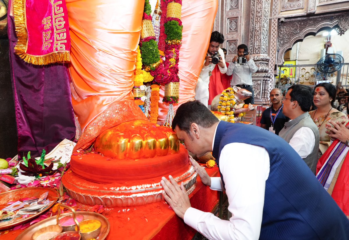 Dev_Fadnavis's tweet photo. ॐ भूर्भुवः स्वः सिद्धिबुद्धिसहिताय गणपतये नमः

🔸Joined BJP National President and MP Hon Nitin Nabin ji for the divine darshan and blessings of Lalbaugcha Raja. Offered our prayers at the feet of the Lalbaugcha Raja, seeking blessings for the happiness and prosperity of people and society.

🔸भाजपा राष्ट्रीय अध्यक्ष व खासदार मा. नितीन नबीनजी यांच्यासमवेत लालबागच्या राजाचे भक्तिभावाने दर्शन घेत आशीर्वाद प्राप्त केले. यावेळी लालबागच्या राजाच्या चरणी देशहित आणि लोककल्याणासाठी प्रार्थना केली.

🔸भाजपा राष्ट्रीय अध्यक्ष एवं सांसद मा. नीतिन नबीन जी इनके साथ लालबाग के राजा के भक्तिभाव से दर्शन कर उनका आशीर्वाद प्राप्त किया। इस अवसर पर लालबाग के राजा के चरणों में देशहित एवं जनकल्याण हेतु प्रार्थना की।

@NitinNabin @shivprakashbjp @MPLodha @AmeetSatam @RaviDadaChavan @TawdeRitu
#Maharashtra #GaneshChaturthi #GanpatiBappaMorya