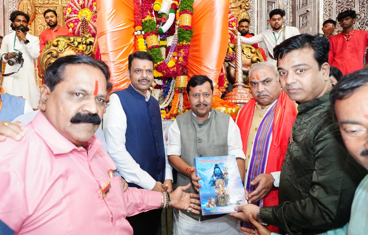 Dev_Fadnavis's tweet photo. ॐ भूर्भुवः स्वः सिद्धिबुद्धिसहिताय गणपतये नमः

🔸Joined BJP National President and MP Hon Nitin Nabin ji for the divine darshan and blessings of Lalbaugcha Raja. Offered our prayers at the feet of the Lalbaugcha Raja, seeking blessings for the happiness and prosperity of people and society.

🔸भाजपा राष्ट्रीय अध्यक्ष व खासदार मा. नितीन नबीनजी यांच्यासमवेत लालबागच्या राजाचे भक्तिभावाने दर्शन घेत आशीर्वाद प्राप्त केले. यावेळी लालबागच्या राजाच्या चरणी देशहित आणि लोककल्याणासाठी प्रार्थना केली.

🔸भाजपा राष्ट्रीय अध्यक्ष एवं सांसद मा. नीतिन नबीन जी इनके साथ लालबाग के राजा के भक्तिभाव से दर्शन कर उनका आशीर्वाद प्राप्त किया। इस अवसर पर लालबाग के राजा के चरणों में देशहित एवं जनकल्याण हेतु प्रार्थना की।

@NitinNabin @shivprakashbjp @MPLodha @AmeetSatam @RaviDadaChavan @TawdeRitu
#Maharashtra #GaneshChaturthi #GanpatiBappaMorya