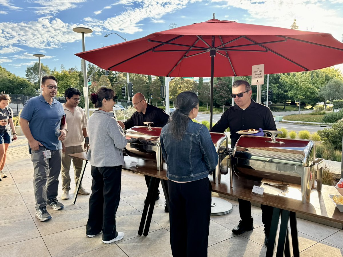 SRPPaloAlto's tweet photo. A great start to the day at our latest Breakfast for Bicyclists at The Hub! We enjoyed coffee, a delicious hot breakfast, and conversation while the bicyclists headed off with complimentary gift bags. Thanks to everyone who stopped by! #TDMWeek https://t.co/v72ieQerUw