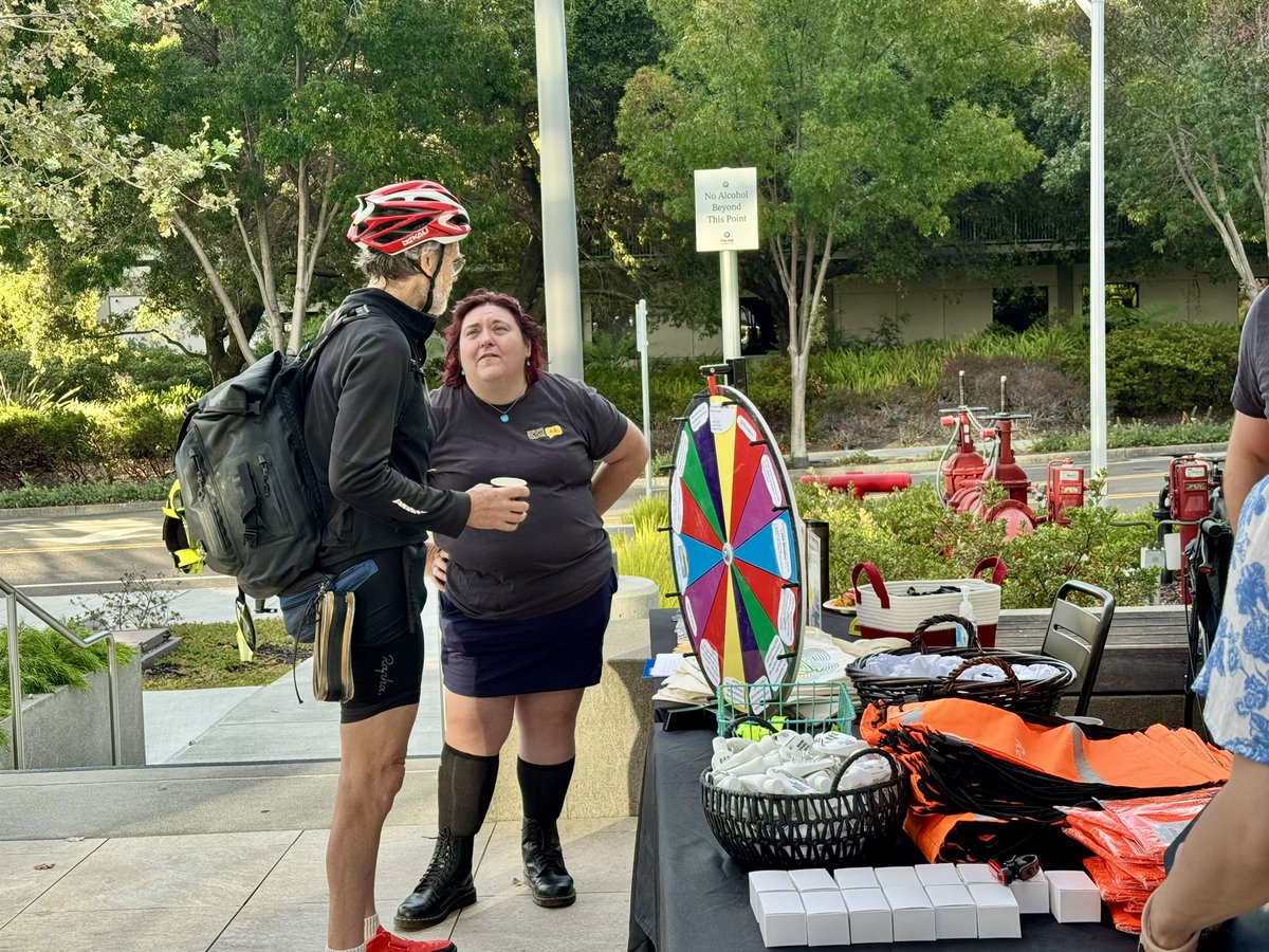 SRPPaloAlto's tweet photo. A great start to the day at our latest Breakfast for Bicyclists at The Hub! We enjoyed coffee, a delicious hot breakfast, and conversation while the bicyclists headed off with complimentary gift bags. Thanks to everyone who stopped by! #TDMWeek https://t.co/v72ieQerUw