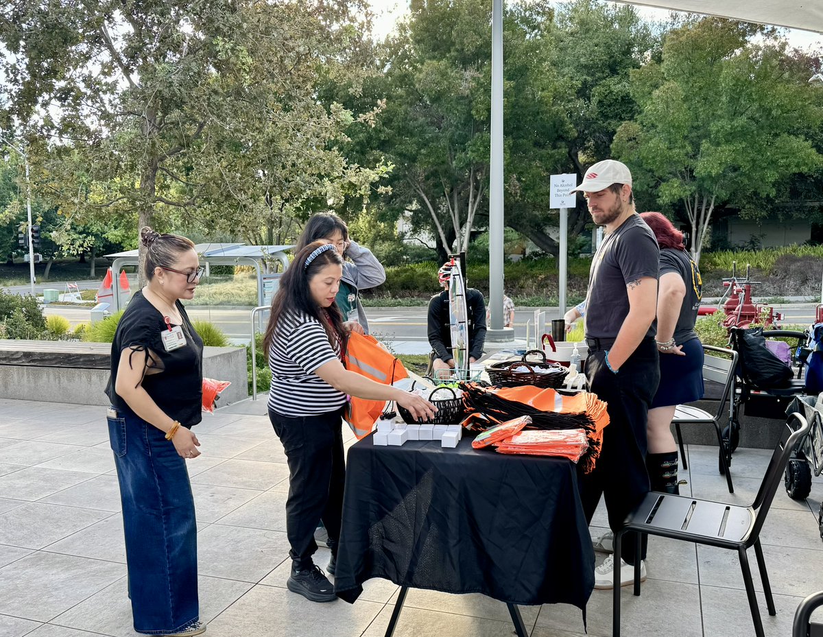 SRPPaloAlto's tweet photo. A great start to the day at our latest Breakfast for Bicyclists at The Hub! We enjoyed coffee, a delicious hot breakfast, and conversation while the bicyclists headed off with complimentary gift bags. Thanks to everyone who stopped by! #TDMWeek https://t.co/v72ieQerUw