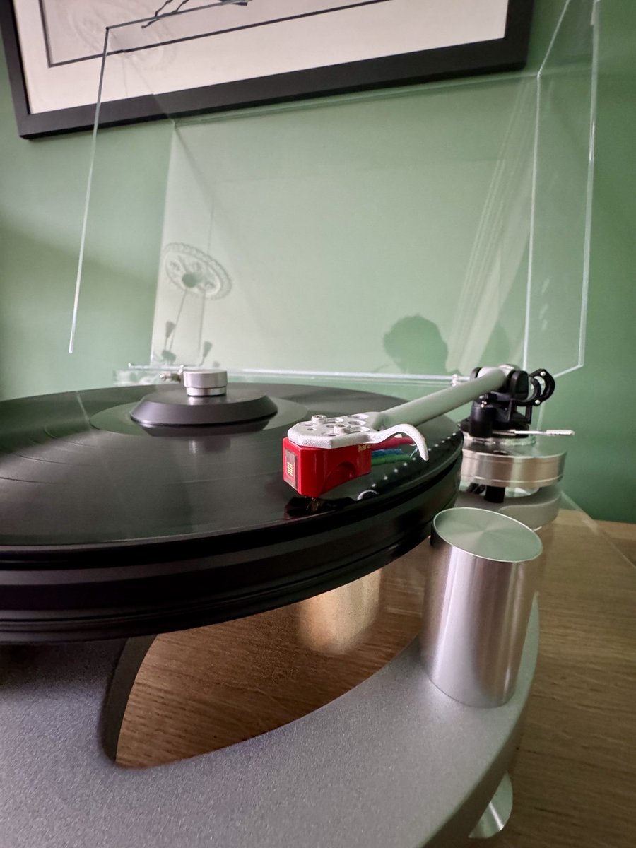 AudioVenue's tweet photo. Hana Umami Red, cartridge fitted to Gyrodec.

#hana #hanaumamired #umamired #cartridge #movingcoil https://t.co/tdJms0r2bE