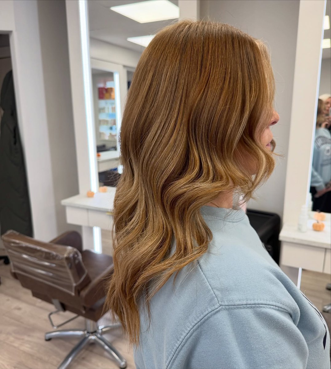 LadawnQuintas's tweet photo. That time of year when Shauna convinces me to colour her hair @life_at_no9_ire 🫶
Love the ribbons of blonde through her already stunning natural colour! https://t.co/fmpSBaIfsy