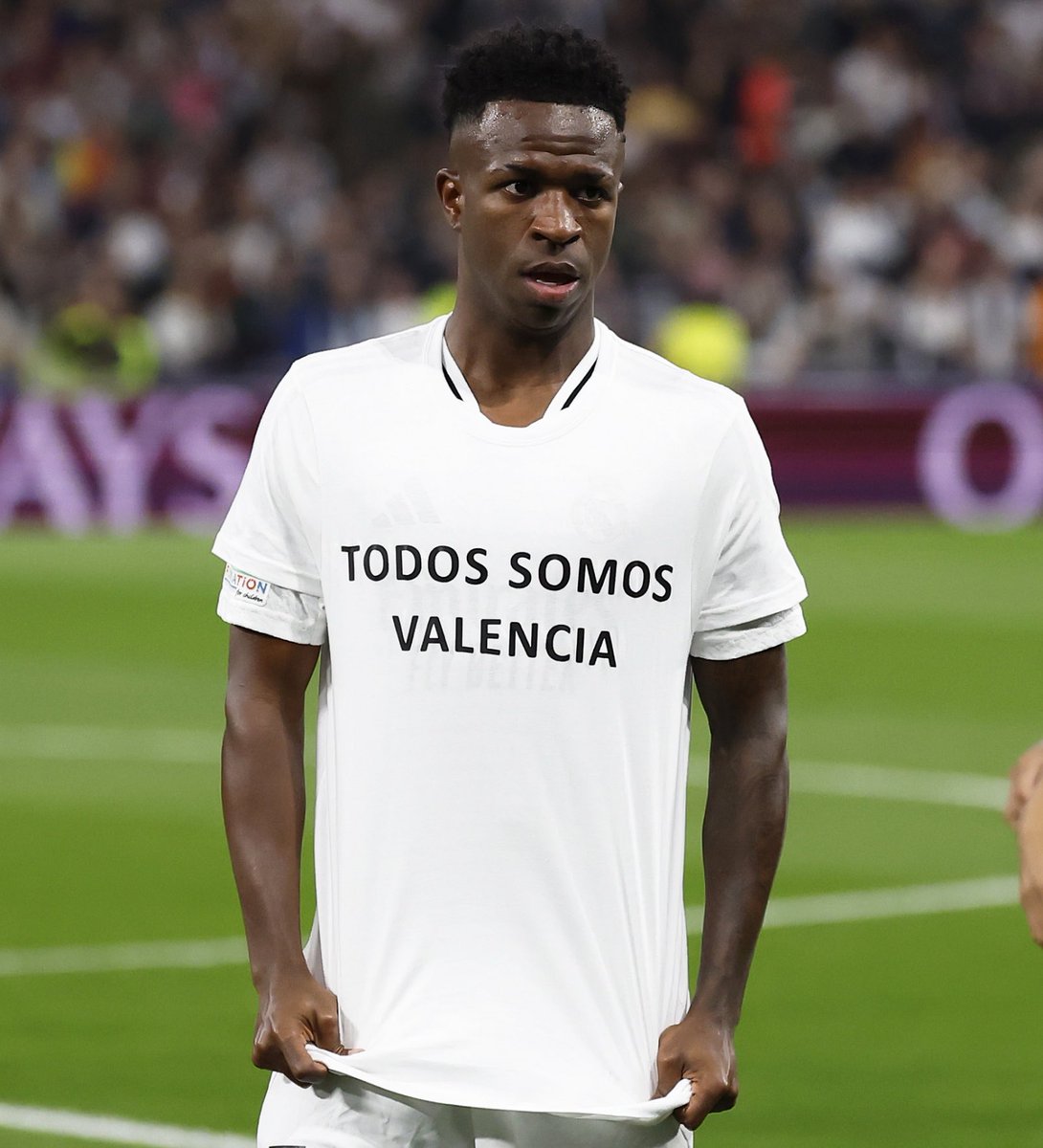 Adry___RM's tweet photo. Vinicius apoyó a Valencia con la DANA a pesar de que su afición lo maltrataba con insultos racistas. Y así se lo agradecieron.

Después nos preguntamos por qué Vinicius no se siente representado con España. https://t.co/OQmxu7YepN