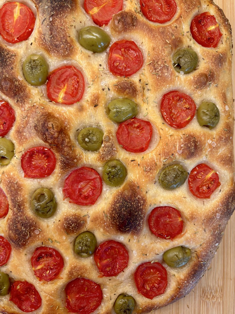 QueenOfHobbits's tweet photo. Egy kevés só, kovász és olaj, na meg jó sok liszt 🥖🍅 https://t.co/6D51UnDI8F