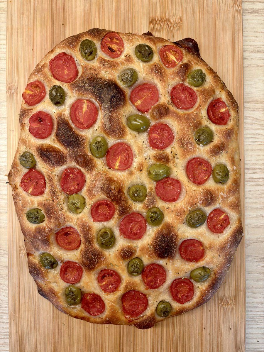 QueenOfHobbits's tweet photo. Egy kevés só, kovász és olaj, na meg jó sok liszt 🥖🍅 https://t.co/6D51UnDI8F