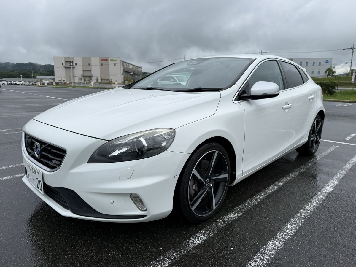 MicasaTrading's tweet photo. H27年式のボルボ V40 T5
ガソリン2.0ターボ245馬力にアイシン8AT！
速い割に燃費もそこそこ良い。
いつもの装備に加えて縦列駐車ボタンみたいなのが増えてます。
リア修復有

足も硬くて楽しい車！
15.3万キロ、車検令和10年４月！
タイヤの溝もそこそこ。鍵2本。

こちらは42万円で乗って帰れます。 https://t.co/jAiXCcGLJn
