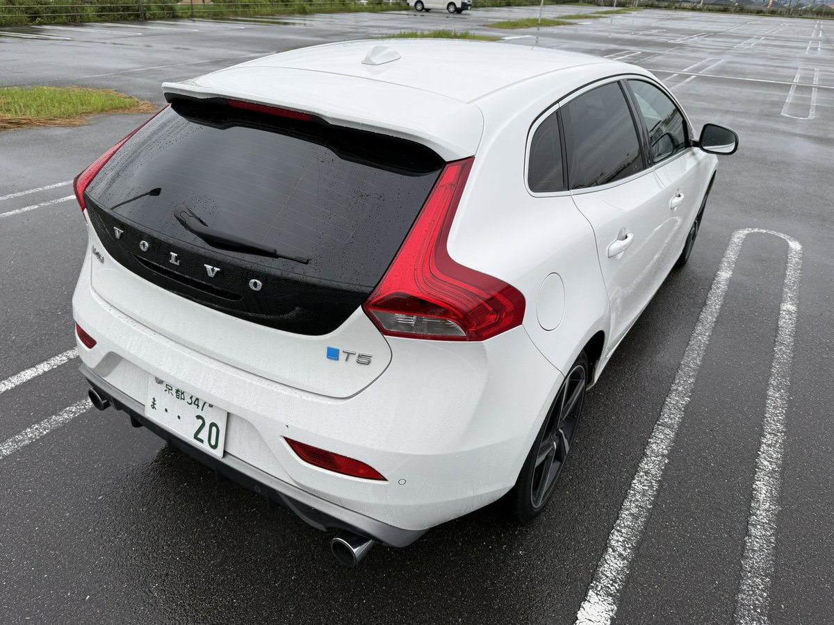 MicasaTrading's tweet photo. H27年式のボルボ V40 T5
ガソリン2.0ターボ245馬力にアイシン8AT！
速い割に燃費もそこそこ良い。
いつもの装備に加えて縦列駐車ボタンみたいなのが増えてます。
リア修復有

足も硬くて楽しい車！
15.3万キロ、車検令和10年４月！
タイヤの溝もそこそこ。鍵2本。

こちらは42万円で乗って帰れます。 https://t.co/jAiXCcGLJn