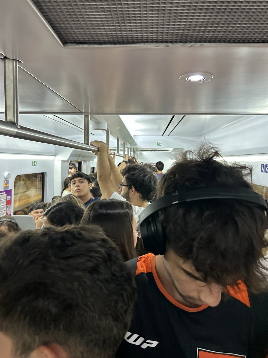 mreguera3's tweet photo. @renfe… otra avería, lo extraño es que funcione el servicio. TODOS LOS DÍAS la misma historia, no hay servicio de transporte público en esta ciudad que funcione en condiciones @CRT_Madrid no se puede llegar a la universidad @UAM_Madrid , PONGAN SOLUCIONES https://t.co/WneBjYPL3h