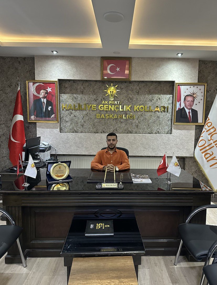 akgenchaliliyee's tweet photo. 🇹🇷 Haliliye Gençlik İçin 🇹🇷

📌Bugün Ak Parti İlçe Gençlik Kolları Başkanlığı’mızda Nöbetçimiz Gençlik Kolları Yönetim Kurulu Üyemiz Mehmet Ali Ükünç. 

Soru, görüş ve önerileriniz için
Partimize,İlçe Gençlik Kolları Başkanlığımıza; çay & kahve eşliğinde Gençlik adına sohbet etmeye bekleriz.

@RTErdogan @avyusufibis @osmannazlier  @bybekirbozdag @ibrahimeyyupogl 
@milhamigunbegi @fatihseyrekk
@furkankucukk_ @mbagmanci63 
@MDOGANSALAR_TR
@fatmaocak0663 @AKGenclikGM @akgenchaliliyee

#akgençlik #akparti #gençlikkolları #akgençlikşanlıurfa #receptayyiperdoğan #lider #gençlik
#şanlıurfa #durmakyokyoladevam